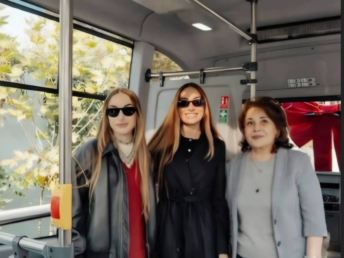Hədiyyə olunan avtobusun içində üç qadın